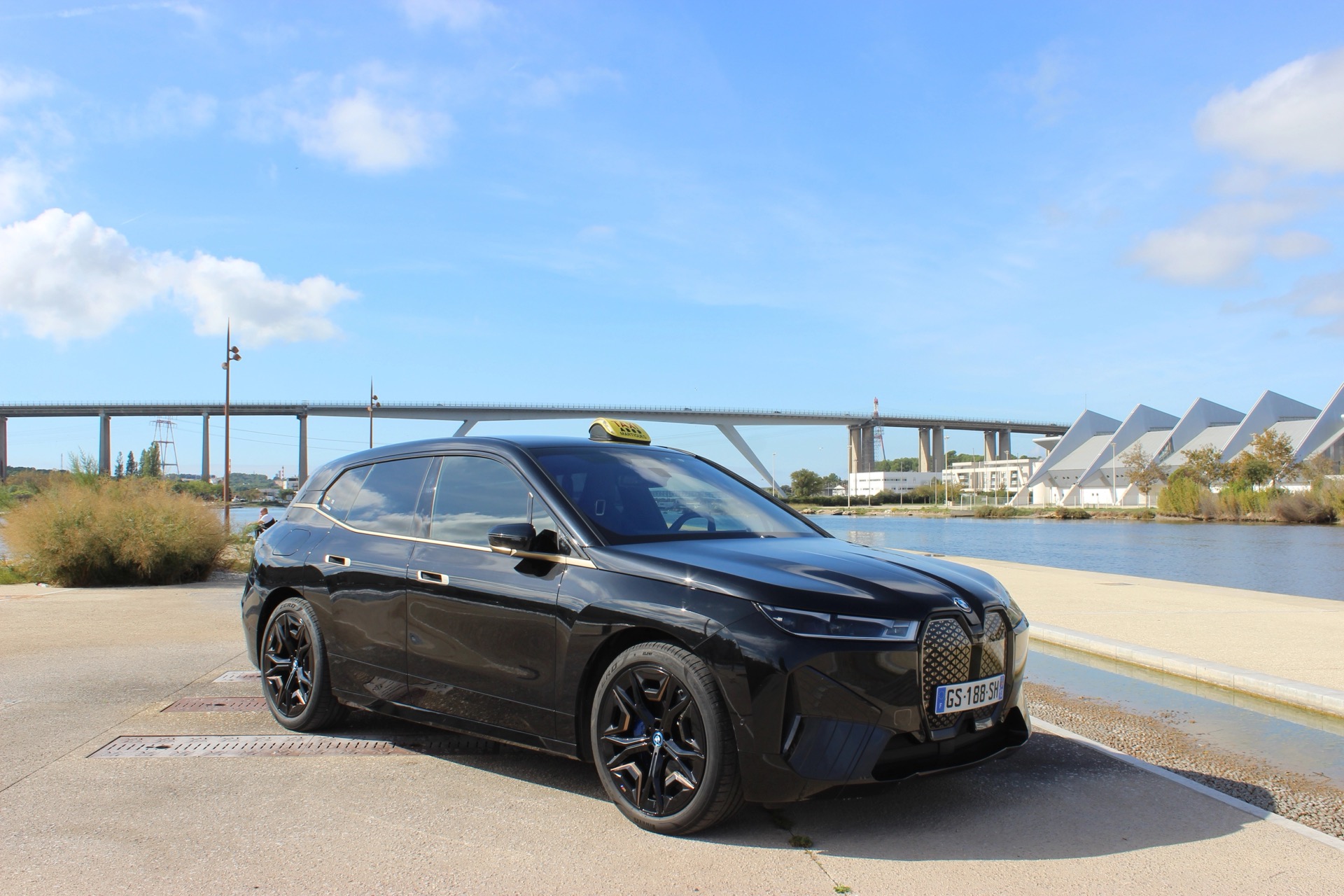 Taxi BMW iX devant le pont de Martigues